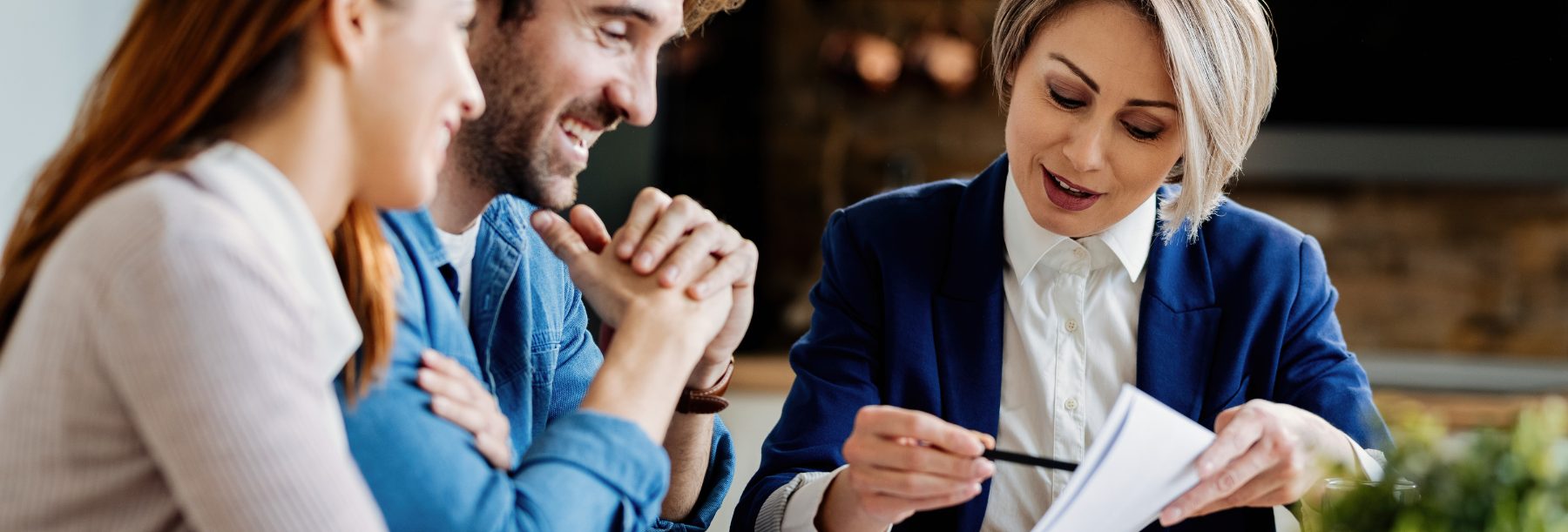 Conseillère en rendez-vous avec un couple de clients