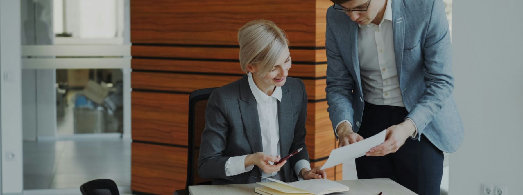 Deux professionnels examinant des documents dans un bureau