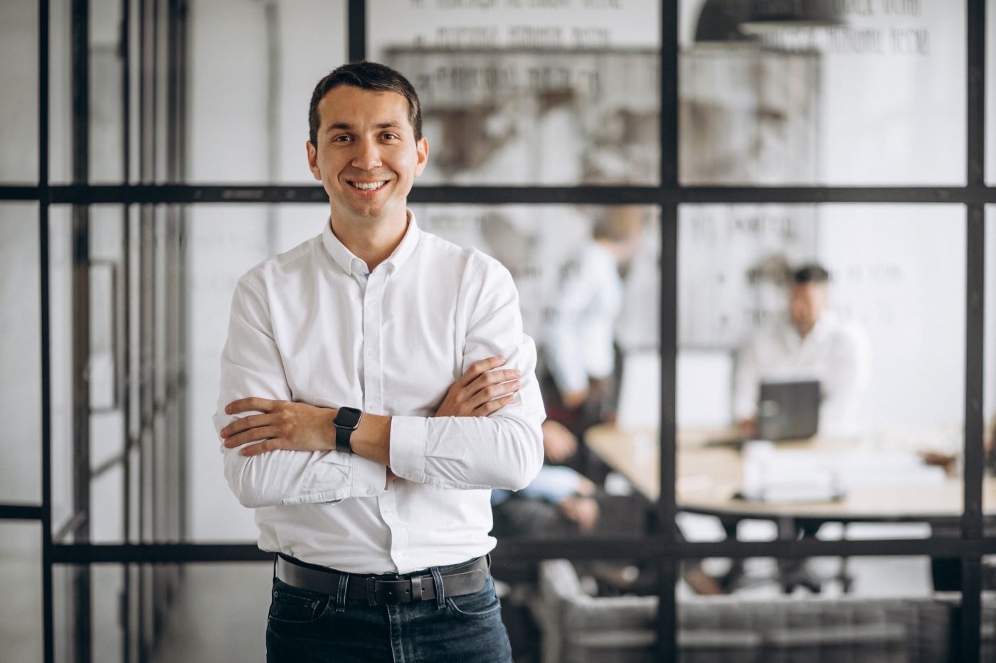 Conseiller souriant dans un espace de travail