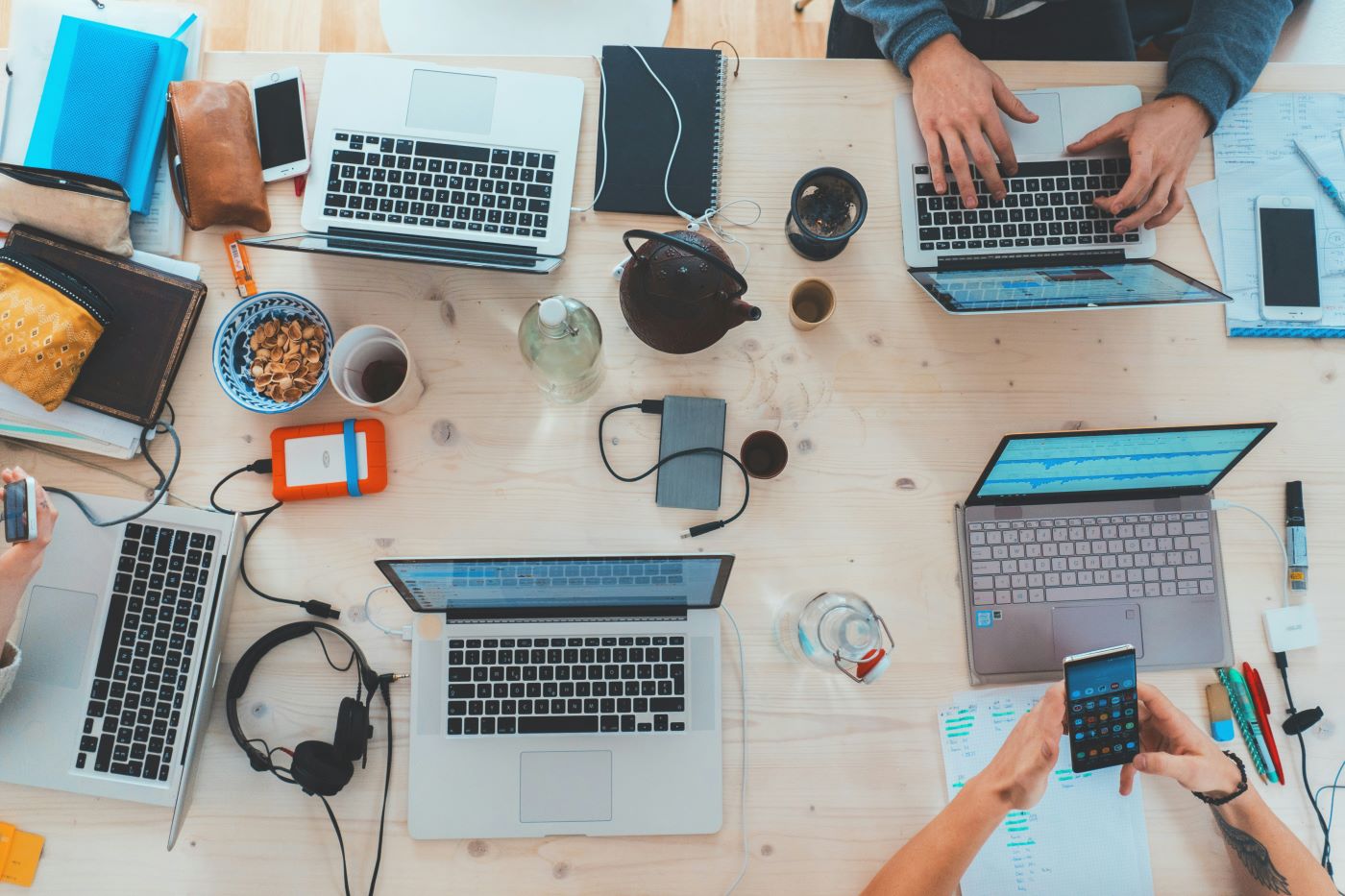 Vue de dessus d'une table de travail avec ordinateurs et documents
