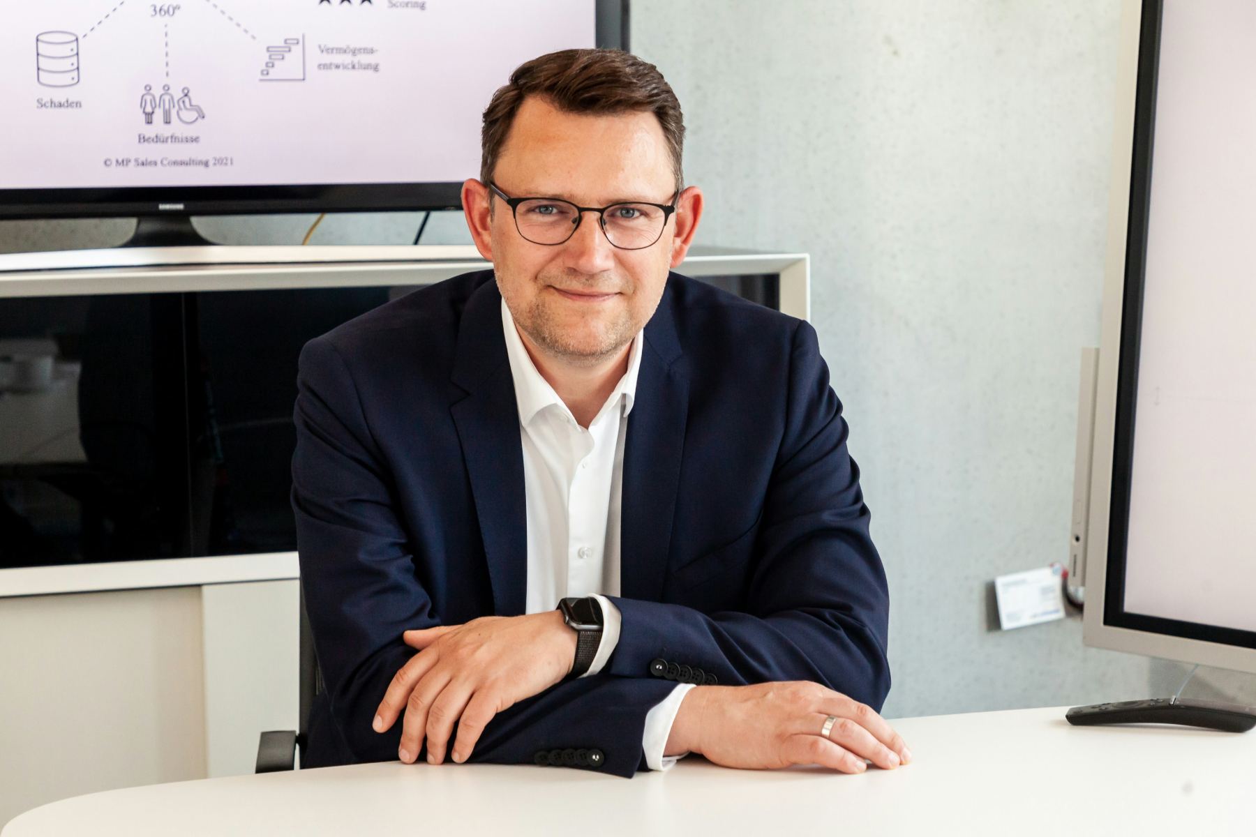 Notaire souriant à son bureau