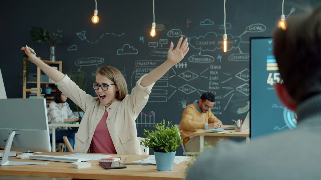 Une équipe qui célèbre une réussite au bureau