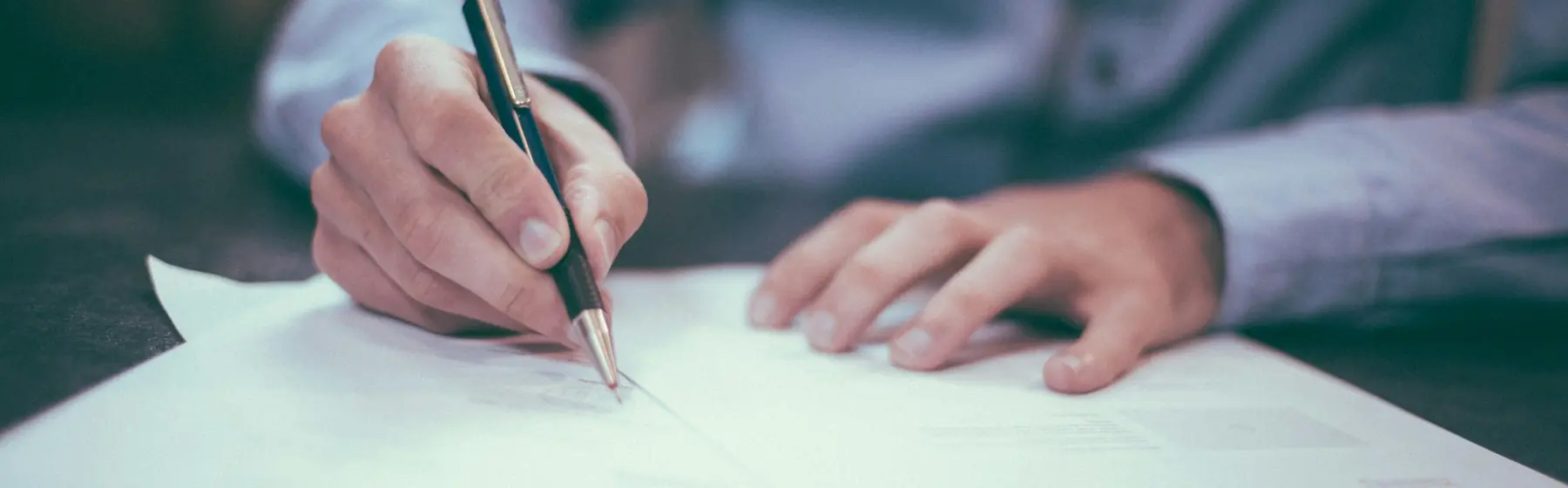 Un stylo plume posé sur un document manuscrit