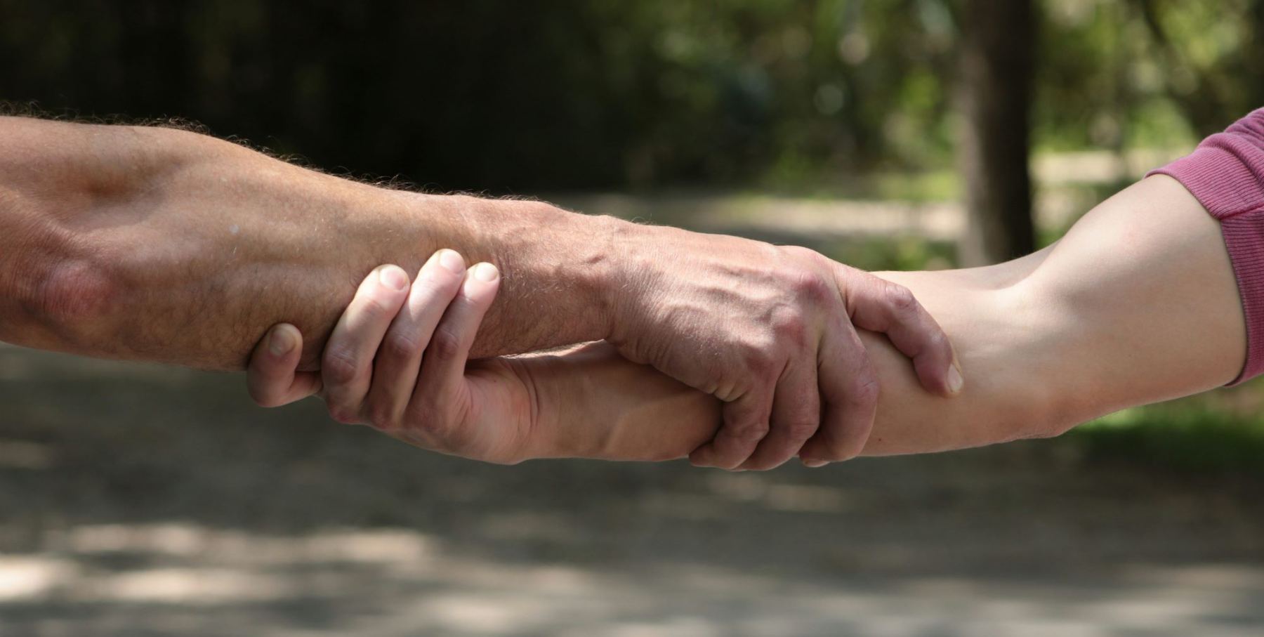 Deux mains se tenant fermement l'avant-bras
