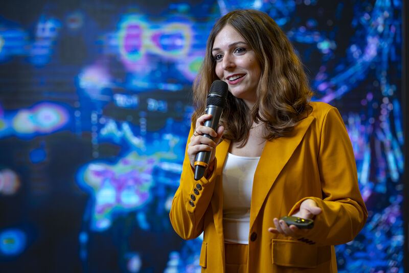 Elisa Aubert présentant Clésame sur scène